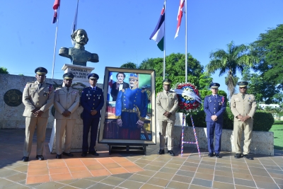 Escuelas Vocacionales y Su Plana Mayor realizan ofrenda floral en honor al General Gregorio Luperón