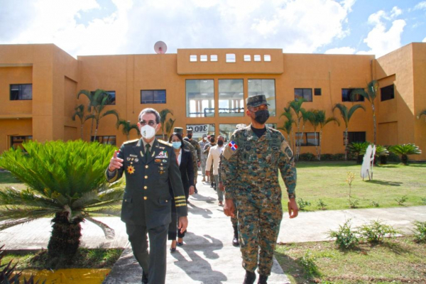 Ministro de Defensa  visita Escuela Vocacional Santo Domingo Este; pondera remozamiento y modernización de las instalaciones