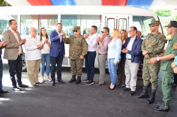 Entrega de minibús Escuela Vocacional de San José de las Matas (sajoma).